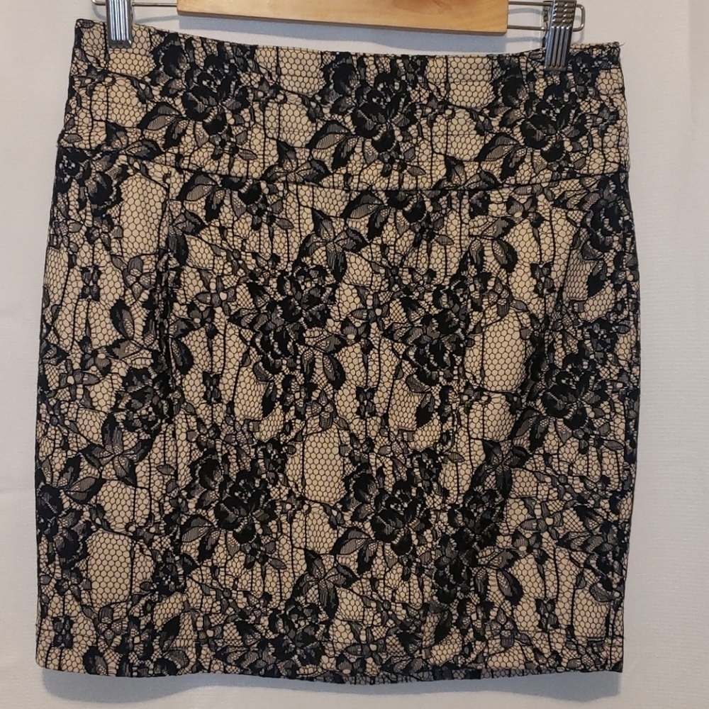 Kardashian mini lace skirt